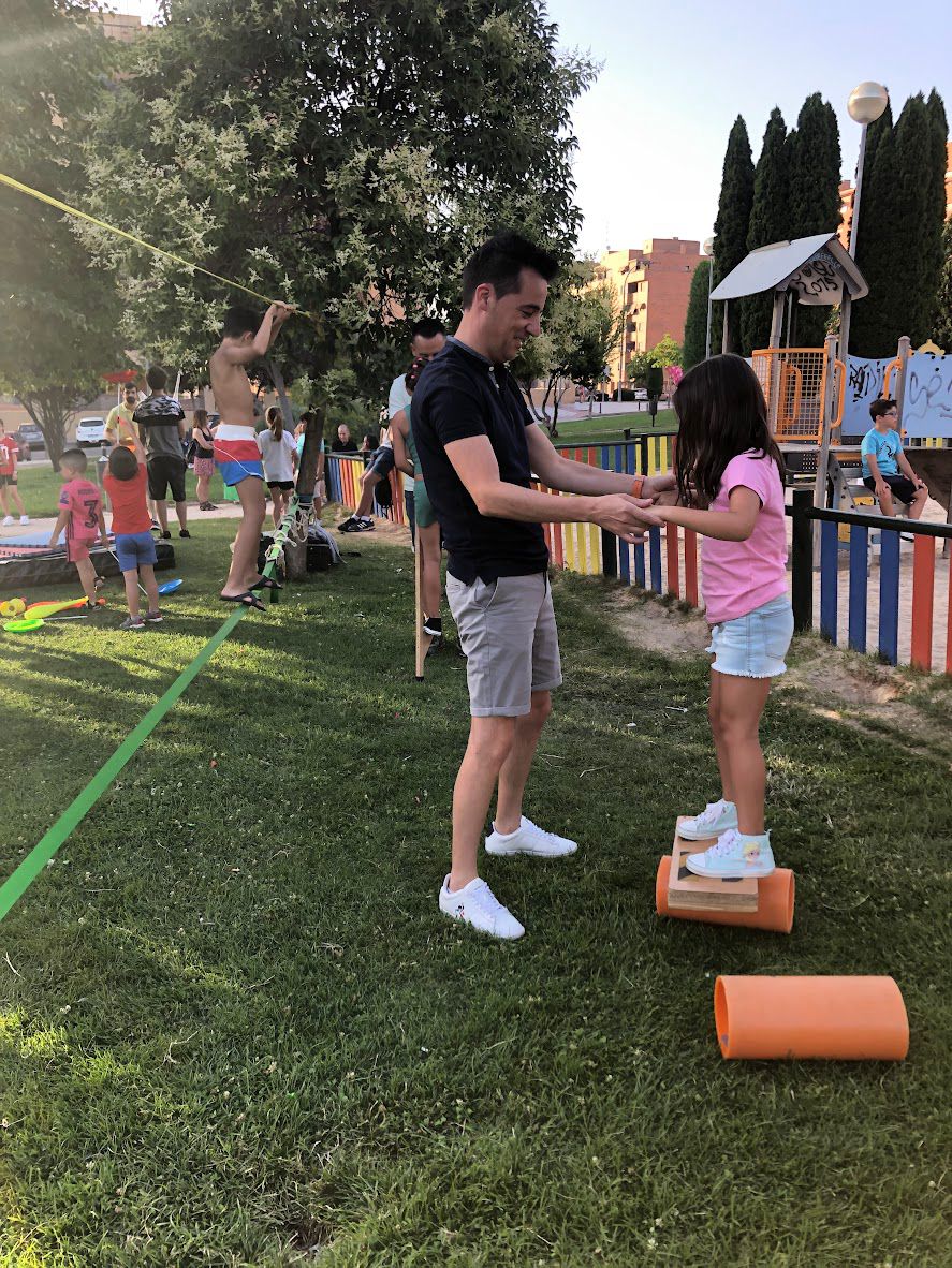 campamento familiar en la naturaleza en Cuenca con niños y familias disfrutando al aire libre