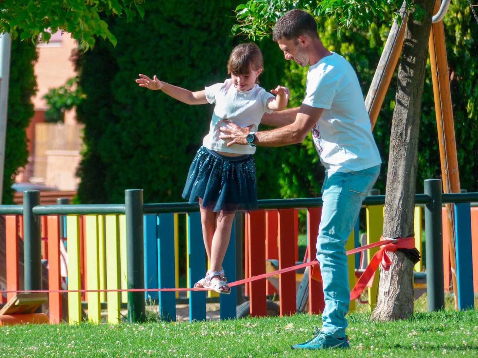 campamento familiar en la naturaleza en Cuenca con niños y familias disfrutando al aire libre