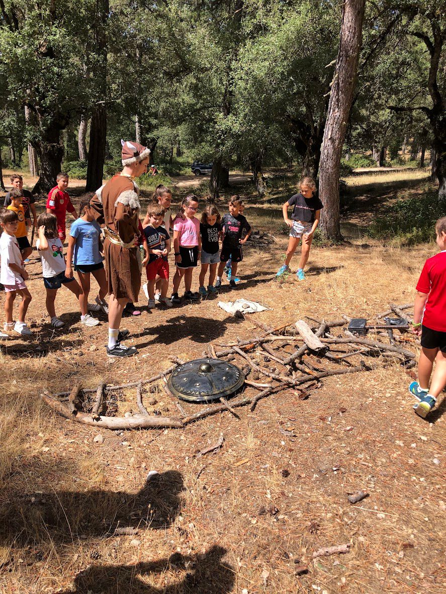 campamento familiar en la naturaleza en Cuenca con niños y familias disfrutando al aire libre
