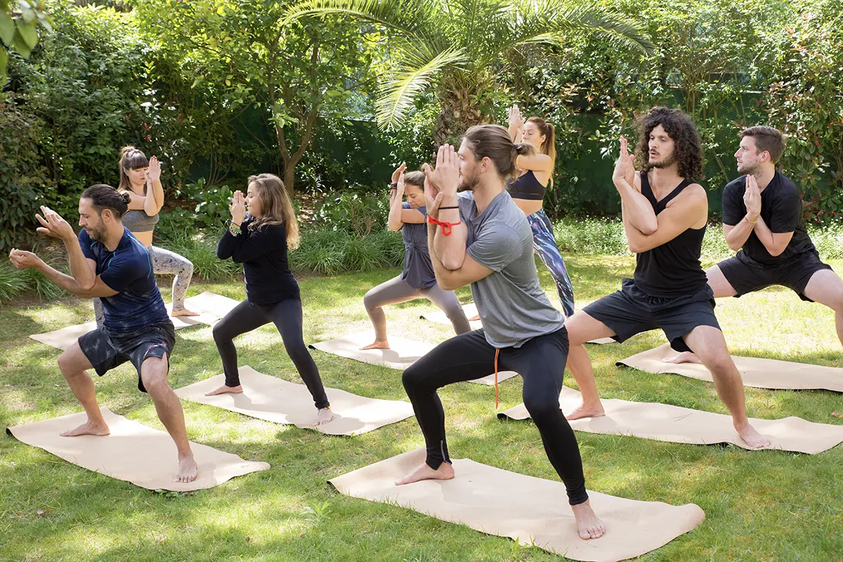 amantes del yoga disfrutando de la practica sobre hierba copy