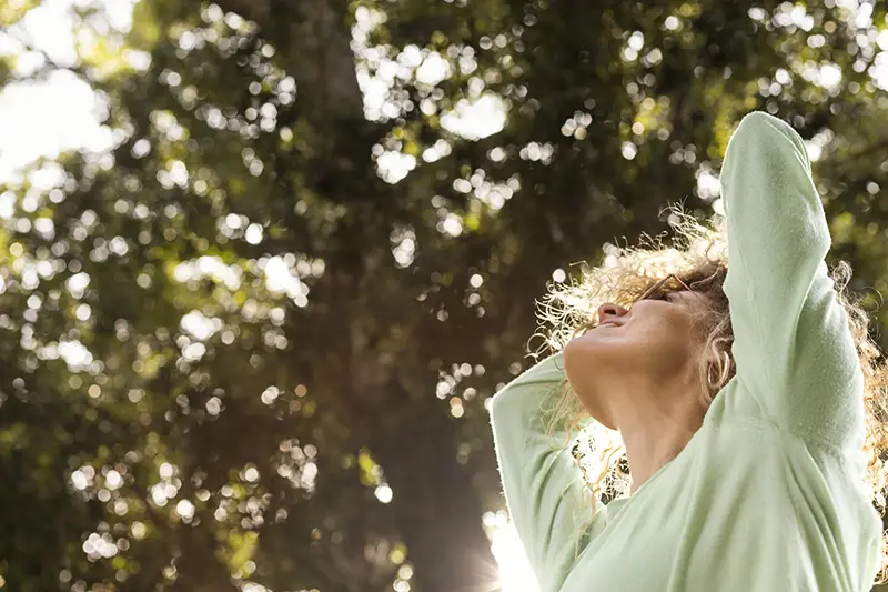 cerrar mujer en la naturaleza